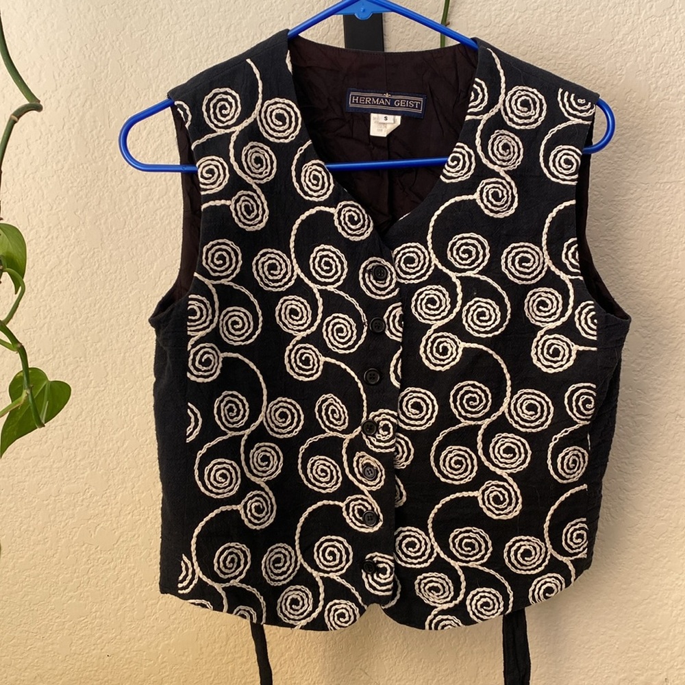 Artsy 100% cotton embelished vest with swirl pattern